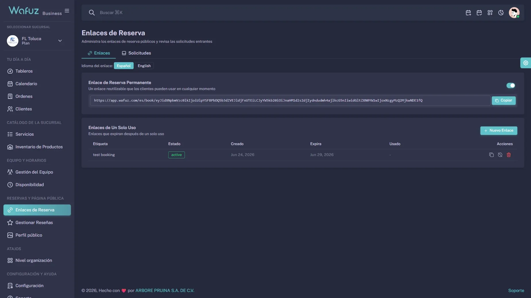 Pantalla del Booking Link público — cliente seleccionando servicio de la lista, con grilla de horarios disponibles y botón de confirmar.