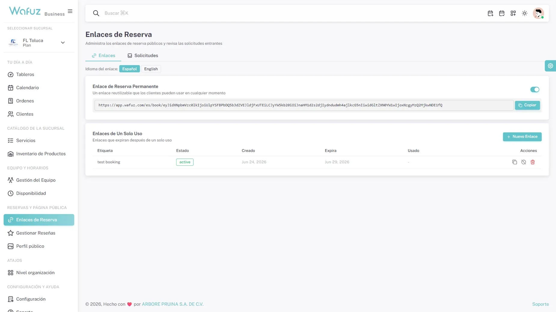 Pantalla del Booking Link público — cliente seleccionando servicio de la lista, con grilla de horarios disponibles y botón de confirmar.