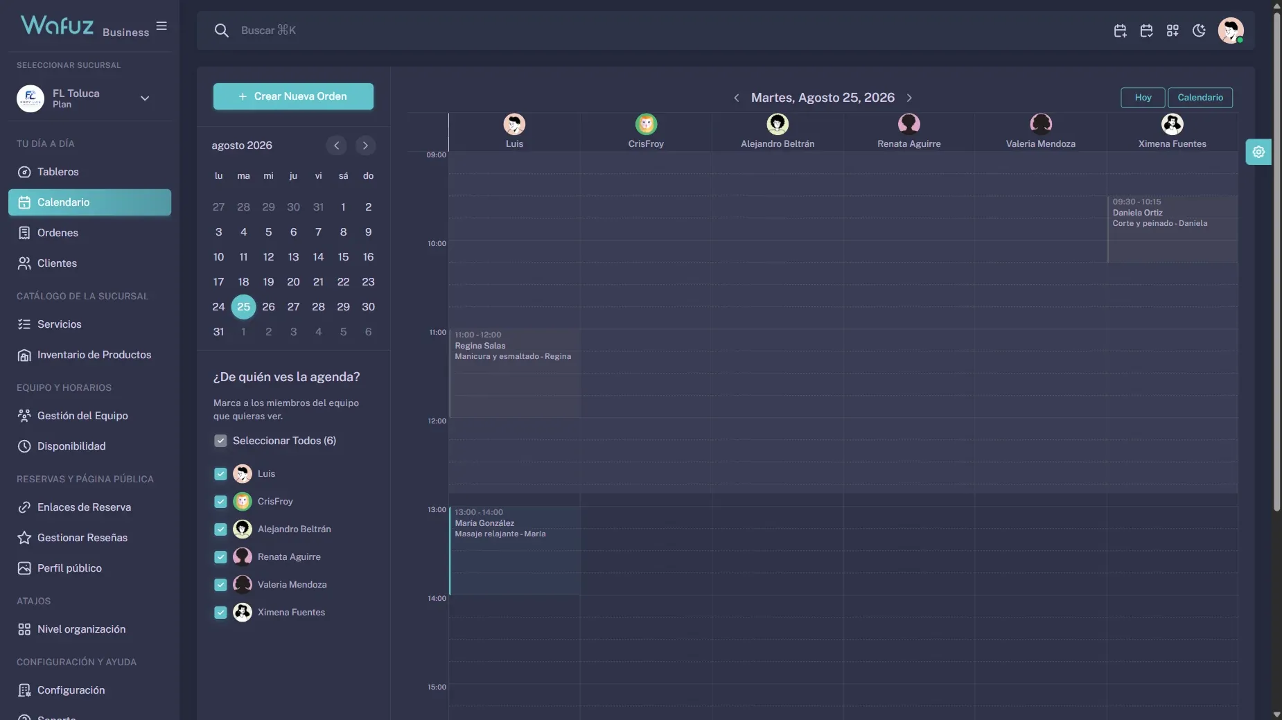 Vista semanal del Calendario de Wafuz con 8 citas distribuidas entre 3 empleados. Columnas por día, bloques de color por servicio, hora actual marcada.