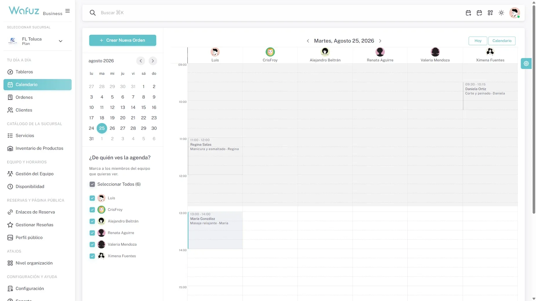 Vista semanal del Calendario de Wafuz con 8 citas distribuidas entre 3 empleados. Columnas por día, bloques de color por servicio, hora actual marcada.