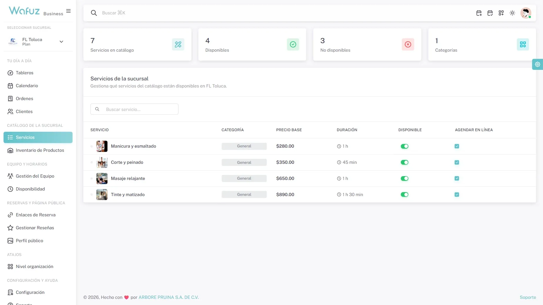 Lista de servicios en Wafuz con categorías, duraciones y precios visibles. Modal de edición con campos de variante y materiales.