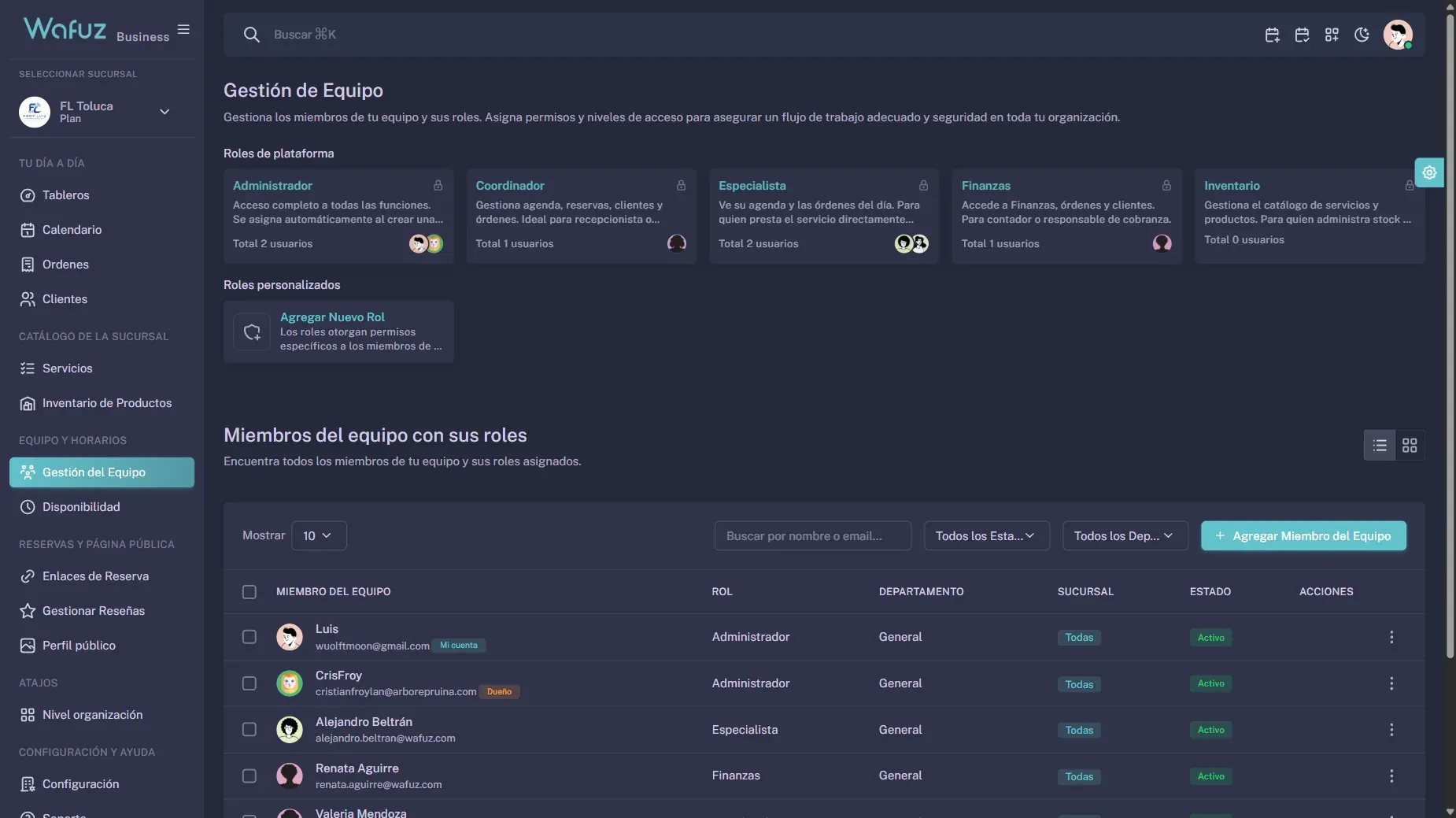 Panel de Empleados en Wafuz con lista de miembros del equipo, sus roles y su estado (activo/inactivo).